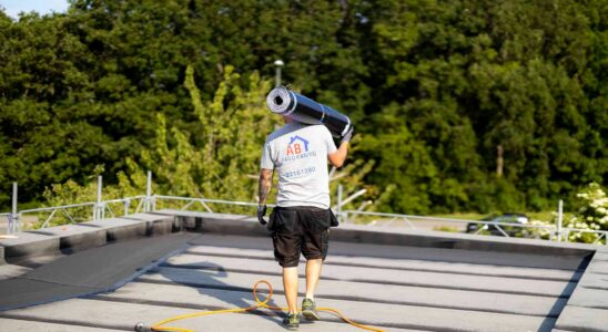 7 vigtige spørgsmål at stille, før du vælger tagdækker til dit erhvervsbyggeri